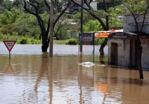 2500 personas desplazadas por inundaciones