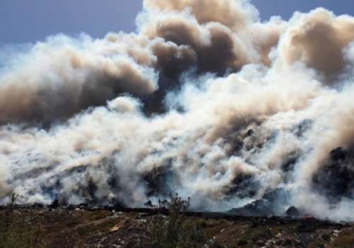 Bomberos combaten incendio en usina de Felipe Cardoso