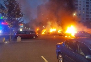 Grupos de jóvenes incendian cerca de 100 autos