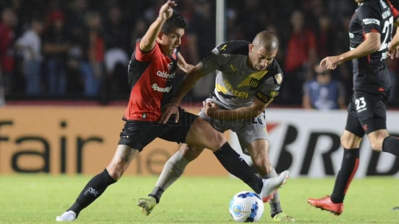 Colón derrotó a Peñarol 2-1 con gol en la hora