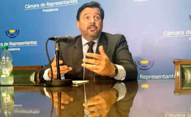 Adrián Peña presentó su renuncia como ministro de Ambiente