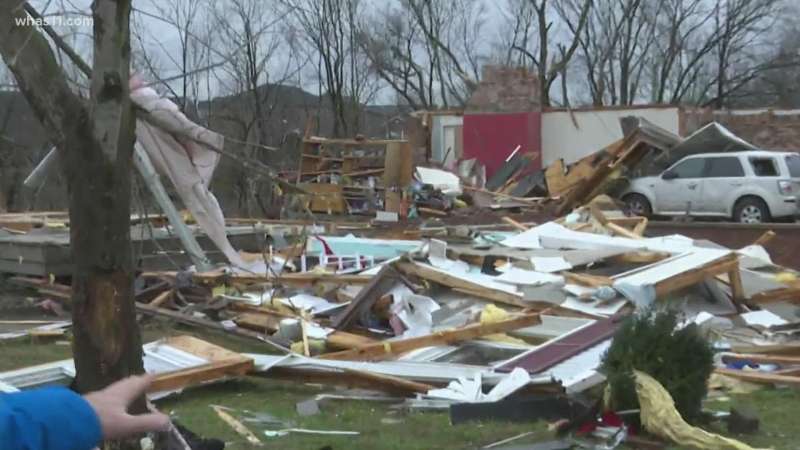 Ola de tornados causan más de 70 muertos