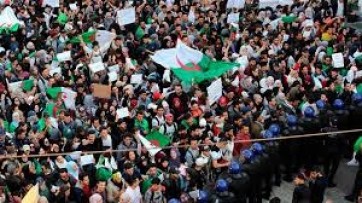 Ola de protestas contra el presidente Bouteflika