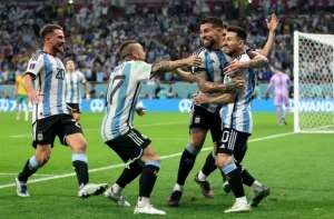 Argentina con el corazón: sufrió pero clasificó a semifinales en los penales