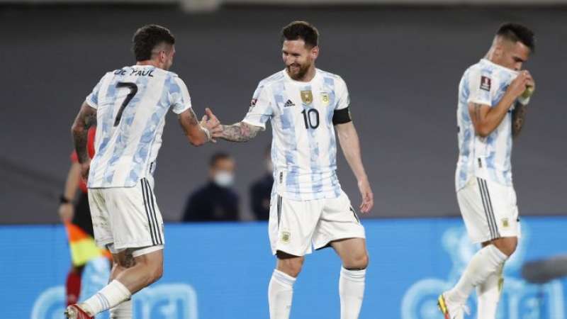 Un horror de Muslera dio inicio a la goleada de Argentina: 3-0