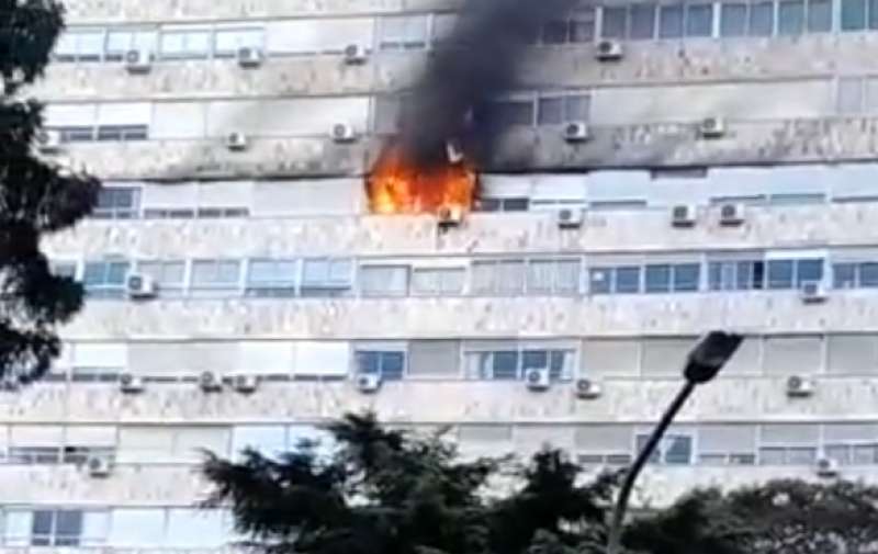 Trágico incendio en centro de Montevideo: una persona fallecida