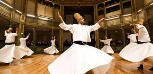 Donde los derviches danzantes honran a Rumi, el poeta místico sufí