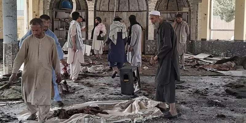 Atentado contra mezquita causa 80 muertos